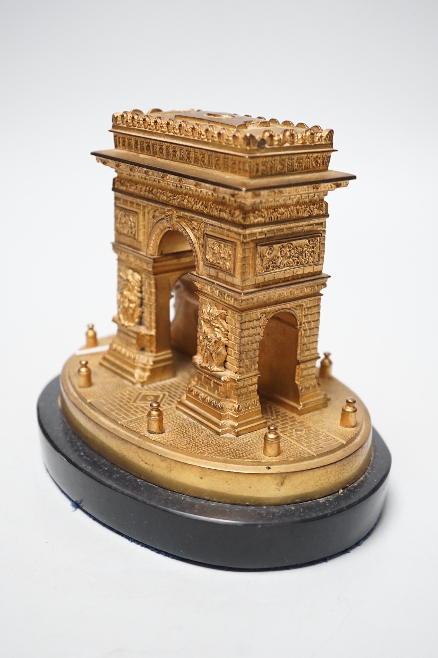 A French ormolu L'Arc de Triomphe trinket box on slate base. 14.5cm